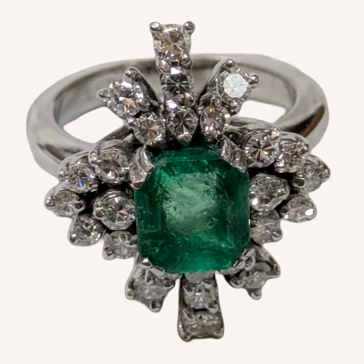 Anillo plateado con piedra verde y pedrería transparente