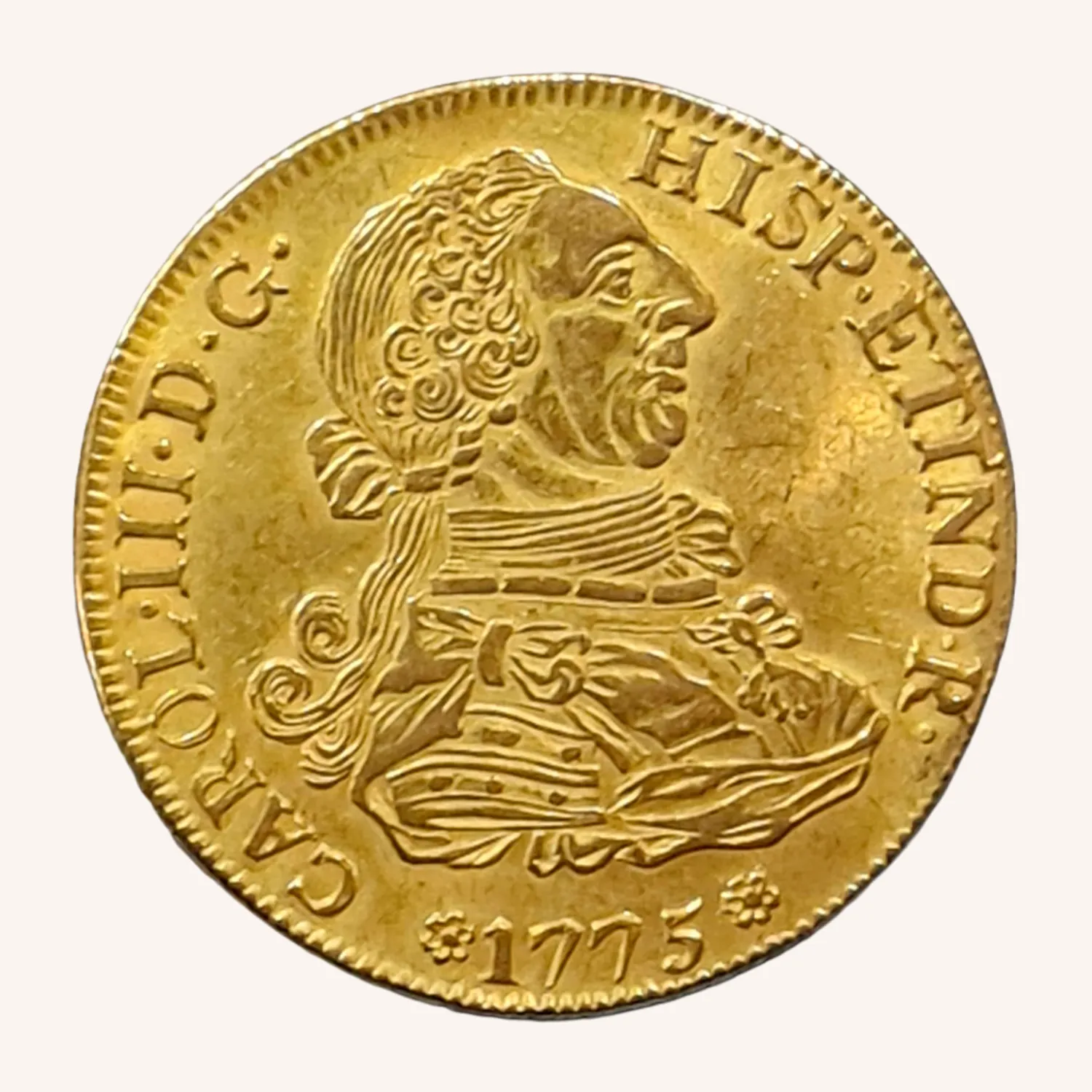 Moneda dorada de 1775 con busto de época de perfil