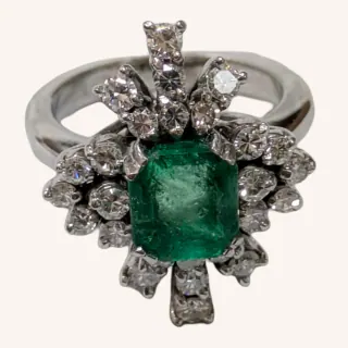 Anillo plateado con piedra verde y pedrería transparente