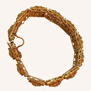 Interior de una pulsera dorada articulada con cierre de seguridad